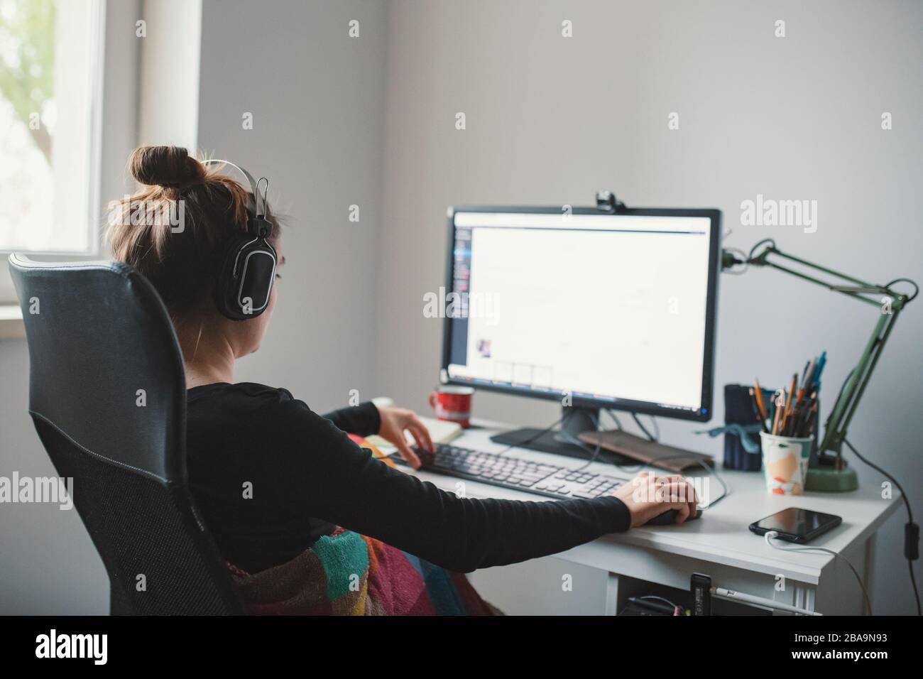 Mädchen, die von zu Hause aus arbeiten Stockfoto