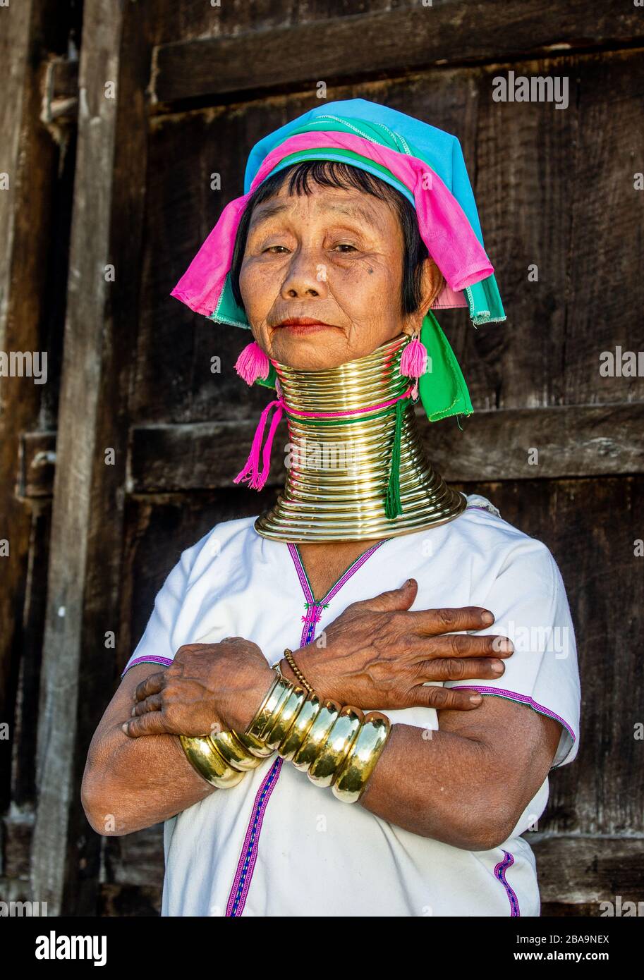 Porträt der Padaung-Frau im traditionellen Kleid und mit Metallringen um den Hals. Februar 2019 In Myanmar Statt. Stockfoto