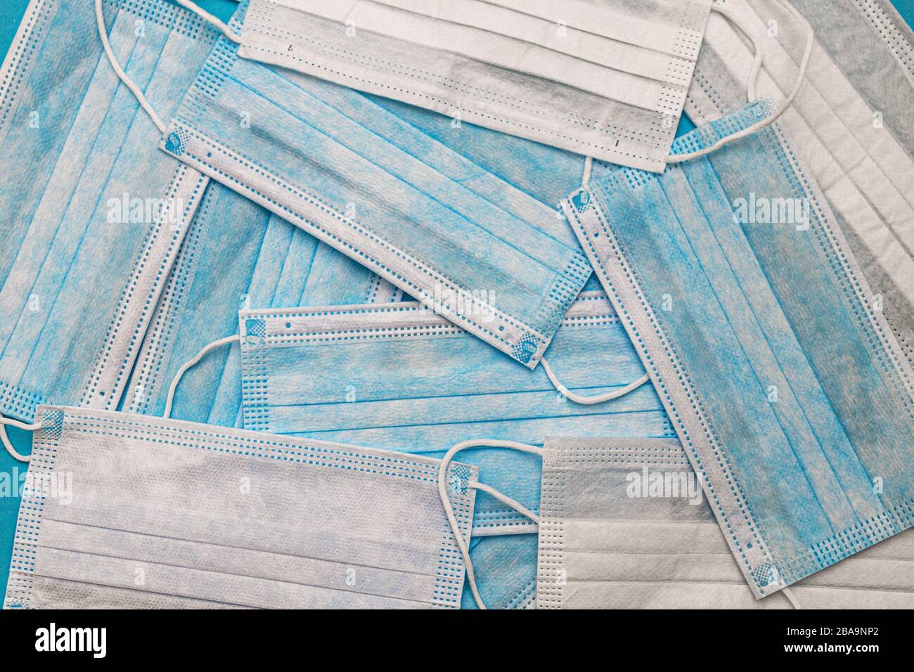 Medizinische Einwegmasken auf blauem Grund. Coronavirus Kovid 19. Weltpandemic Coronavirus. Stoppen Sie die Pandemie. Gesundheit und Prävention von Stockfoto