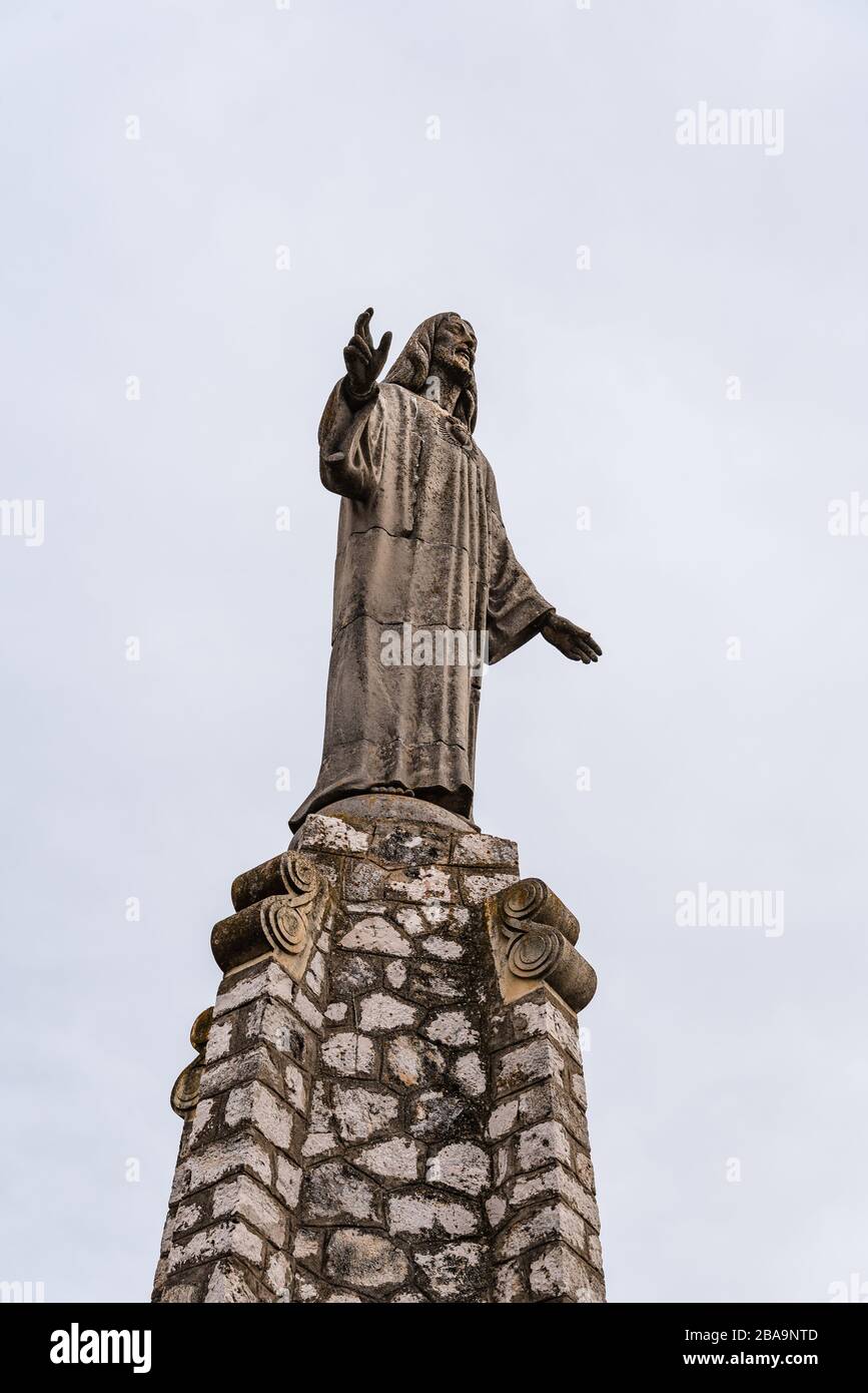 Pastrana, Spanien - 29. Februar 2020: Denkmal für das Herz Jesu oben auf der mittelalterlichen Stadt Pastrana. Stockfoto