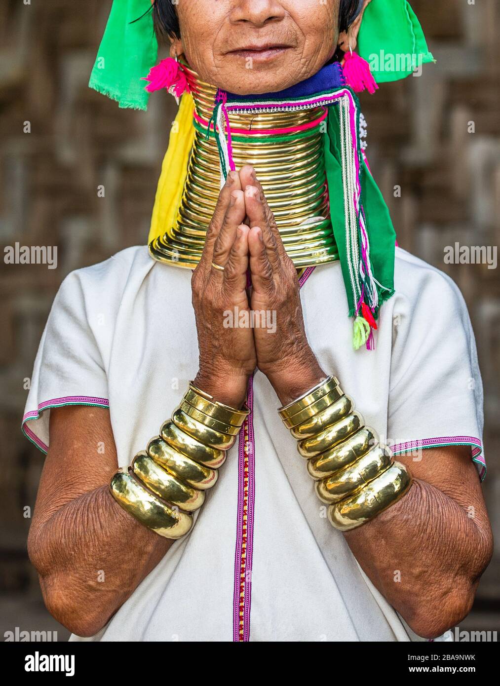 Elemente des traditionellen weiblichen Schmucks der Padaung-Menschen (Ringe am Hals und Armbänder an den Händen). Februar 2019 In Myanmar Statt. Stockfoto