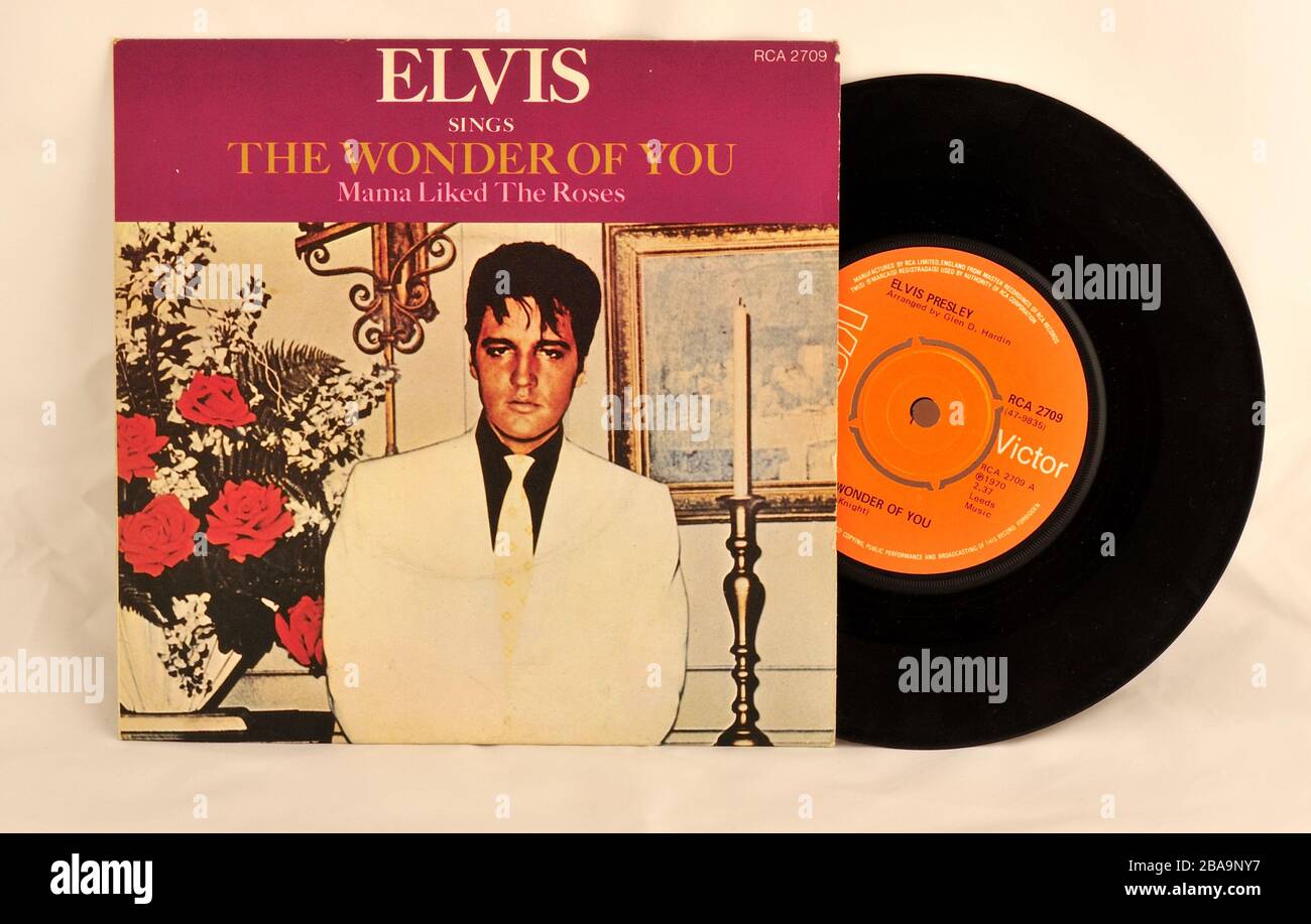 Elvis Presley Picture Sleeve Single auf orangefarbenem Label von "The Wonder of You" 45 U/min Vinyl Stockfoto