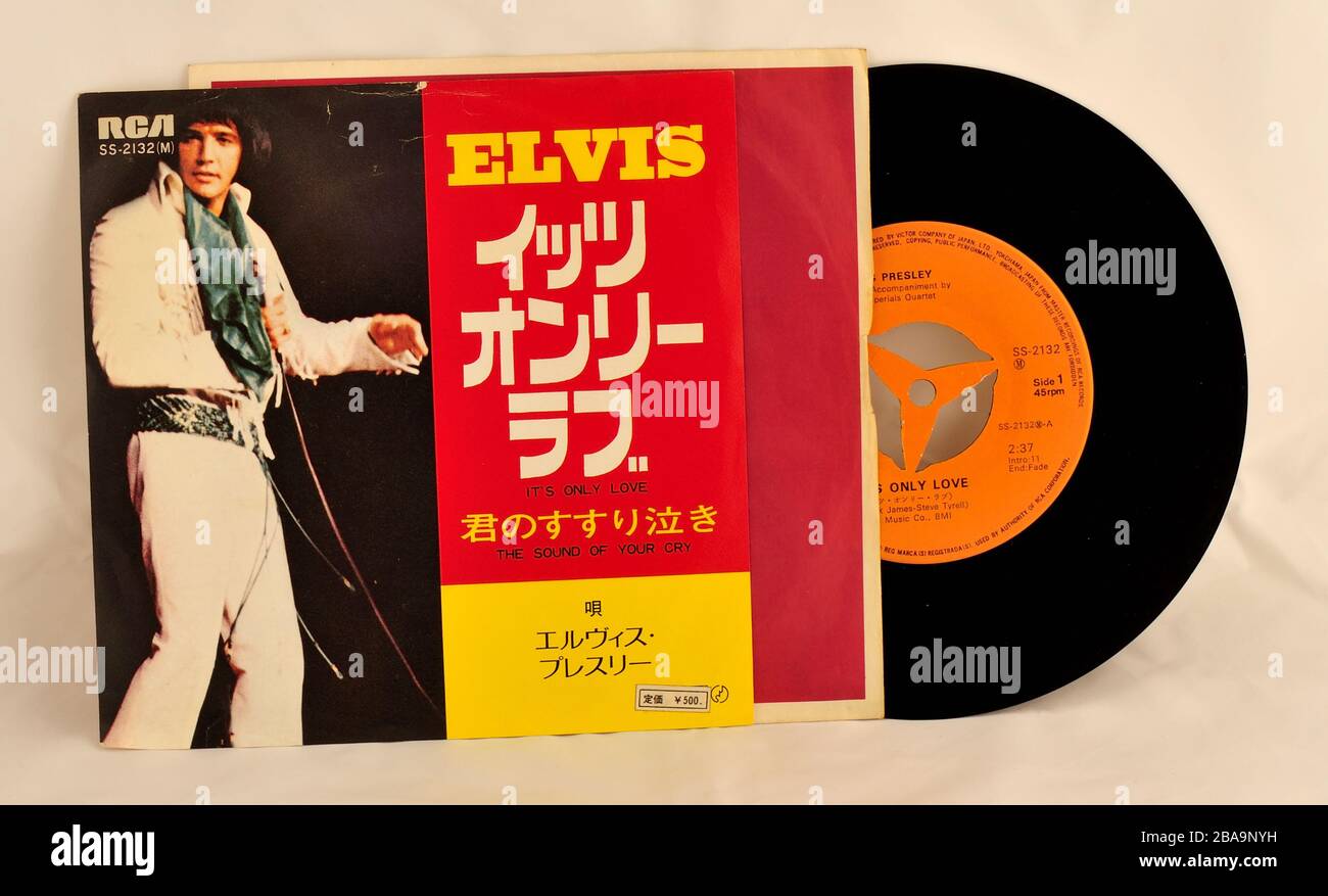 Elvis Presley japanisches Orange Label Single von IT's Only Love' 45 rpm mit asiatischem Schreibtext Stockfoto