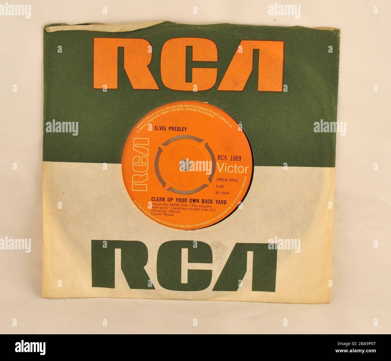 45-U/min-Vinyl-Single auf dem orangefarbenen RCA-Label von "Clean Up Your Own Backyard" von Elvis Presley im Film "The Trouble with Girls" Stockfoto