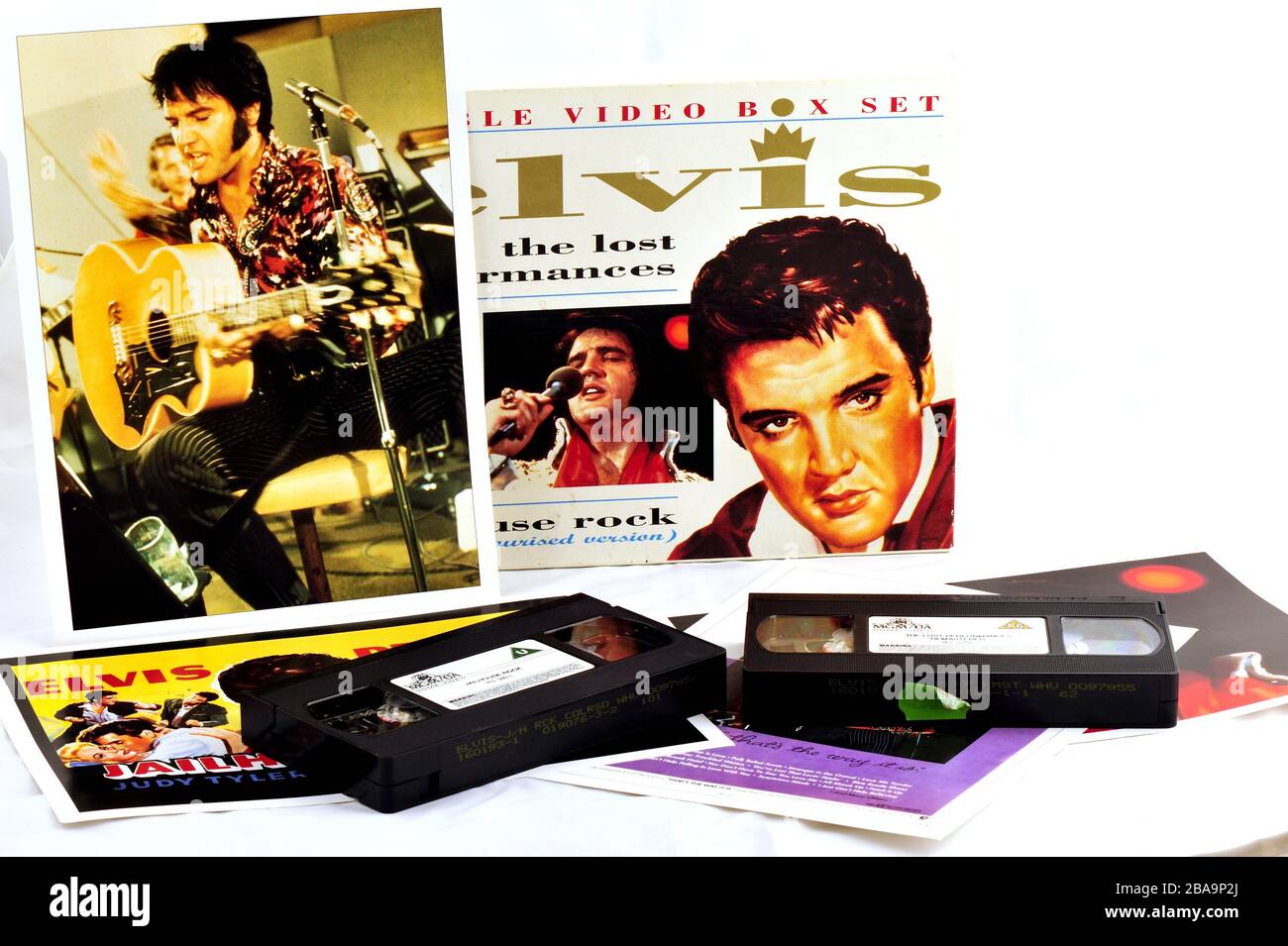 Collectors Box Set aus zwei VHS-Videobändern von Elvis Presley von 'The Lost Performances' und 'Jailhouse Rock' in Farbe. Stockfoto