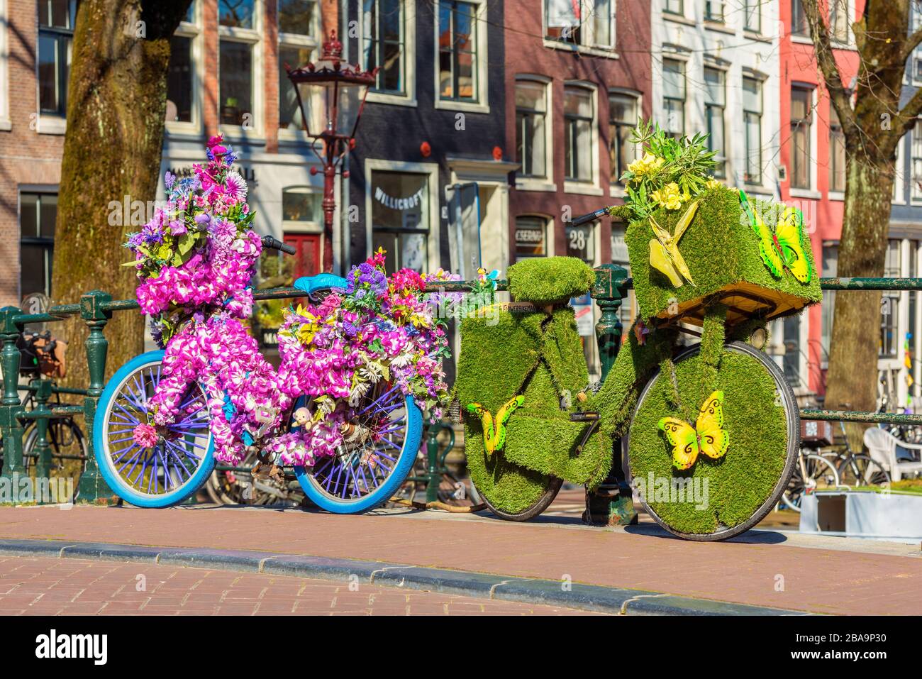 Dekorierte Fahrräder auf der Brücke in Amsterdam Niederlande Stockfoto