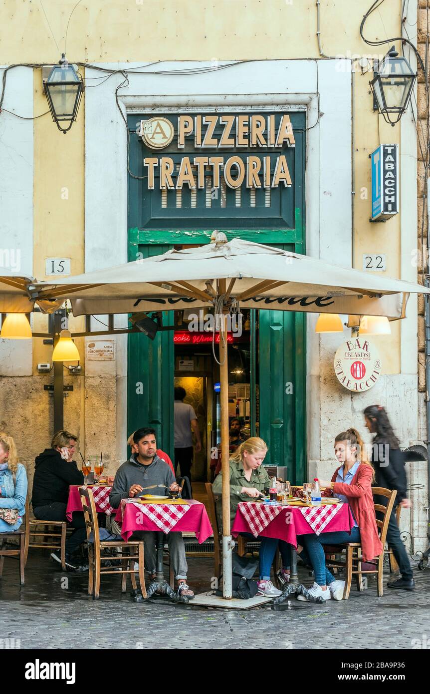 Touristen, die in einem Pizzeria-Restaurant, Rom, Latium, Italien essen Stockfoto