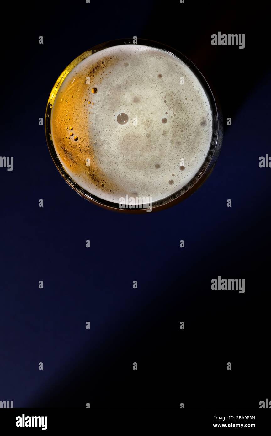 Konzept mit Mond aus Pint Bier in der Nacht Stockfoto