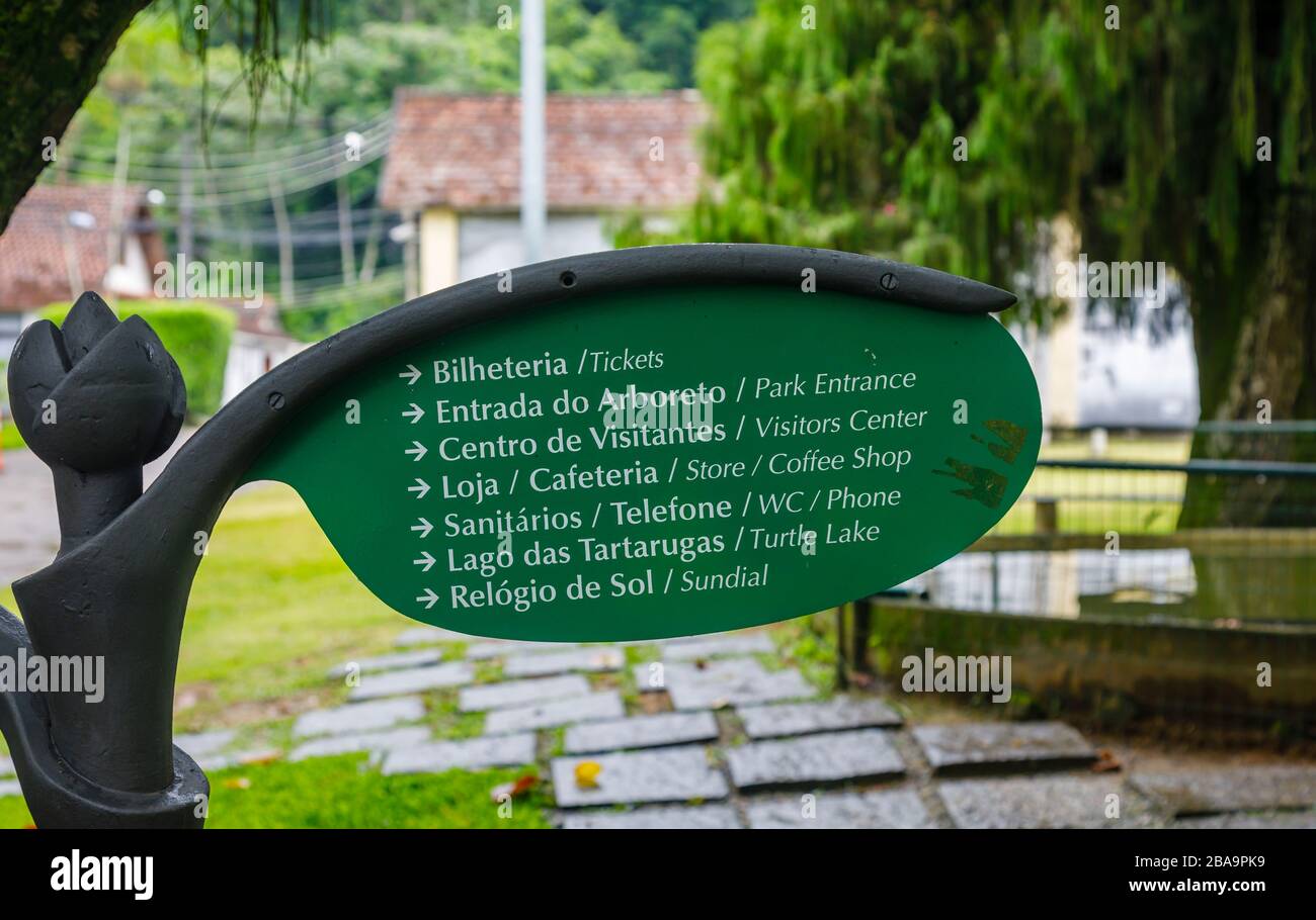 Wegweiser zu Sehenswürdigkeiten im Botanischen Garten (Jardim Botanico), in der Südzone, in Rio de Janeiro, Brasilien Stockfoto
