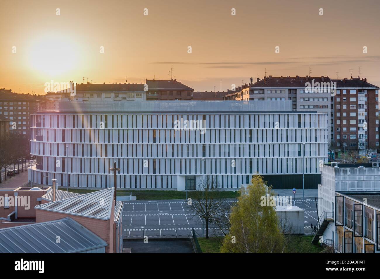 Technisches Bürogebäude des Rathauses bei Sonnenaufgang, Vitoria-Gasteiz, Baskenland, Spanien Stockfoto