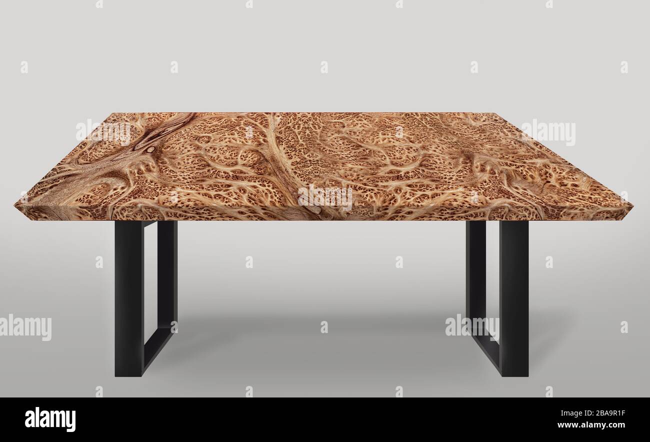 Tisch moderner Stil aus Afzelia Holz gestreifte Beine aus Stahl auf bodengrauem Grund Stockfoto