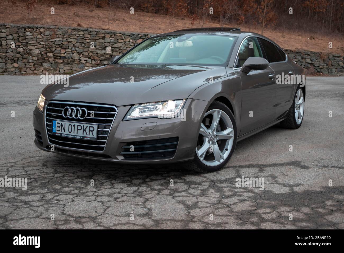 At bygge plejeforældre færdig Nahaufnahme des vorderen Audi A7 Sportwagens mit Matrix-LED-Scheinwerfern,  Quatro-Emblem, schwarzen Privatsphärenfenstern und Chromornamenten isoliert  Stockfotografie - Alamy