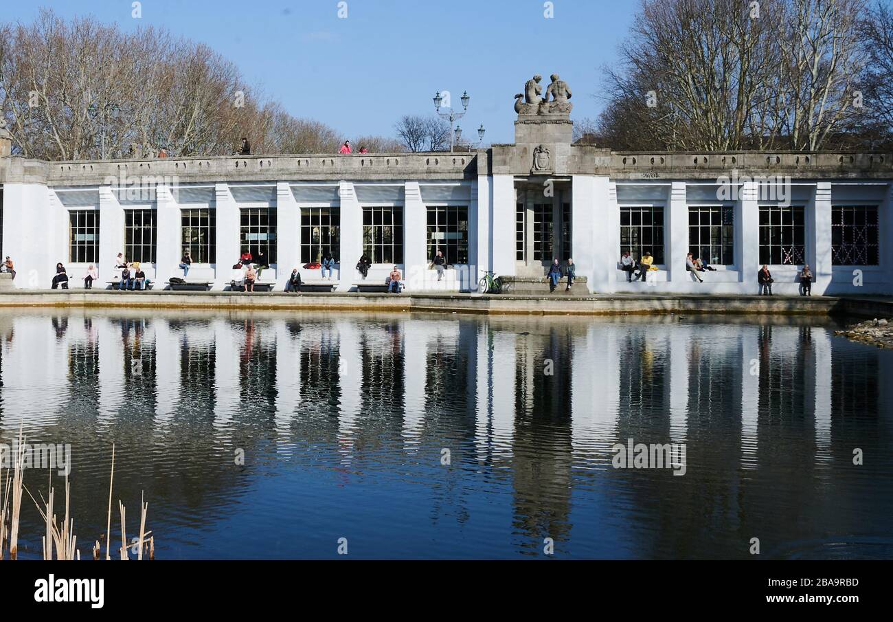 Berlin Deutschland Marz 2020 Unterhalb Der Carl Zuckmayer Brucke Am Rathaus Schonberg Sonnen Sich Die Menschen Ganz Nah Beieinander Trotz Der Corona Krise Geniessen Die Berliner Die Sonne In Den Parks Credit Annette Riedl