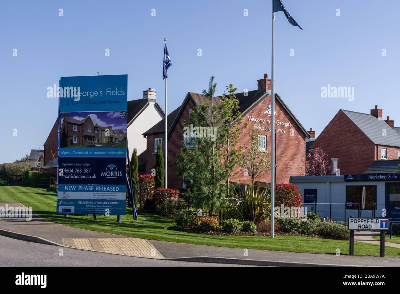 Zeigen Sie Häuser am Eingang zu einem neuen Wohngebiet von dem Bauunternehmer Morris; St George's Fields, Wootton, Northampton, Großbritannien Stockfoto