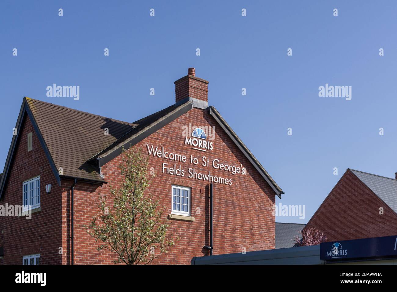 Zeigen Sie Häuser am Eingang zu einem neuen Wohngebiet von dem Bauunternehmer Morris; St George's Fields, Wootton, Northampton, Großbritannien Stockfoto