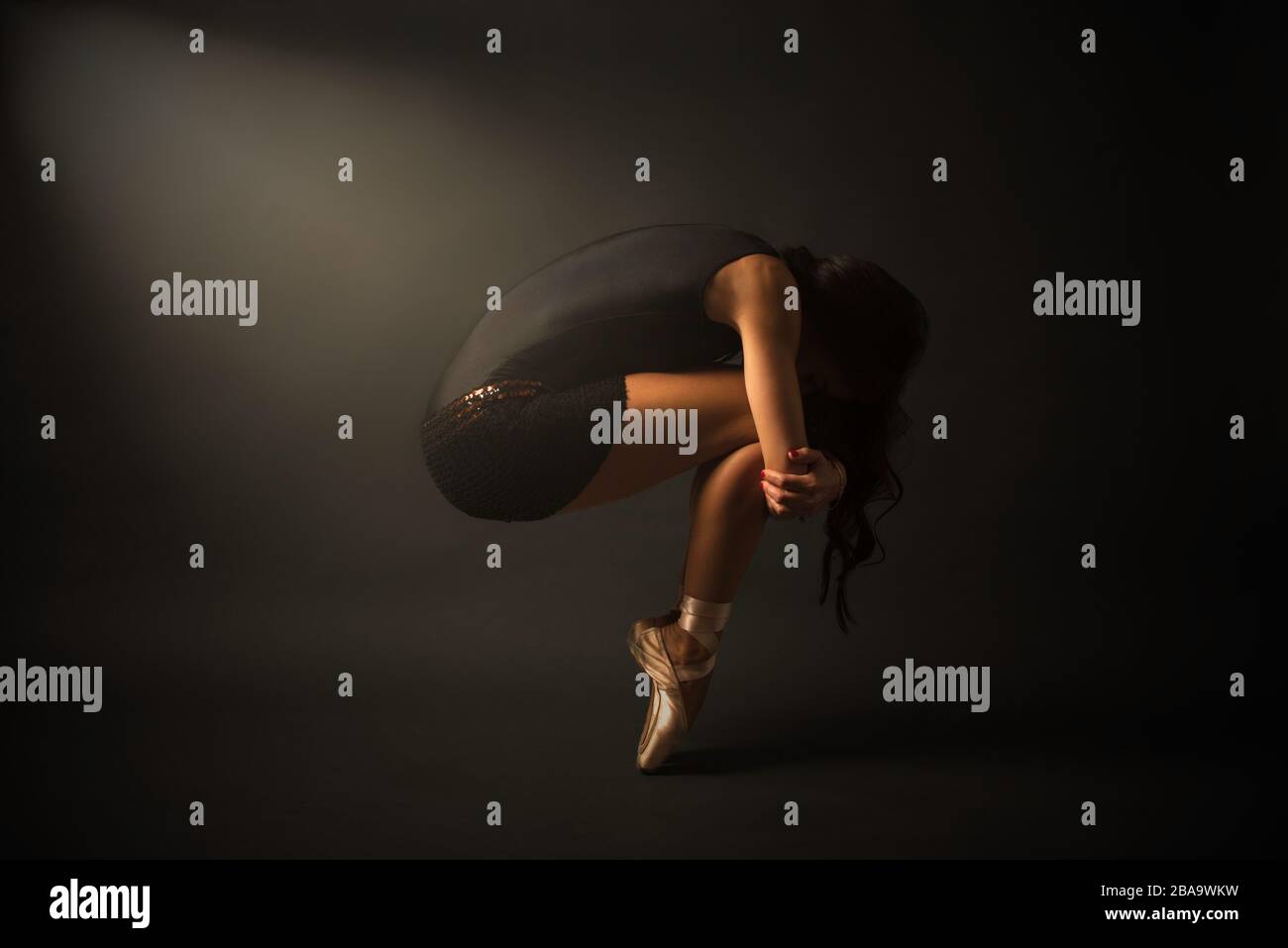Tänzerin. Junge elegante Ballett-Tänzerin, in schwarzem Jersey gekleidet, Schuhe und Stockfoto