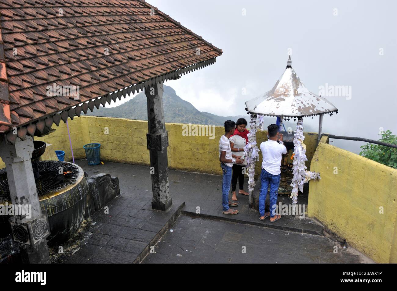 Sri Lanka, Adams Gipfel, buddhistische Anhänger im Gipfelkloster Stockfoto