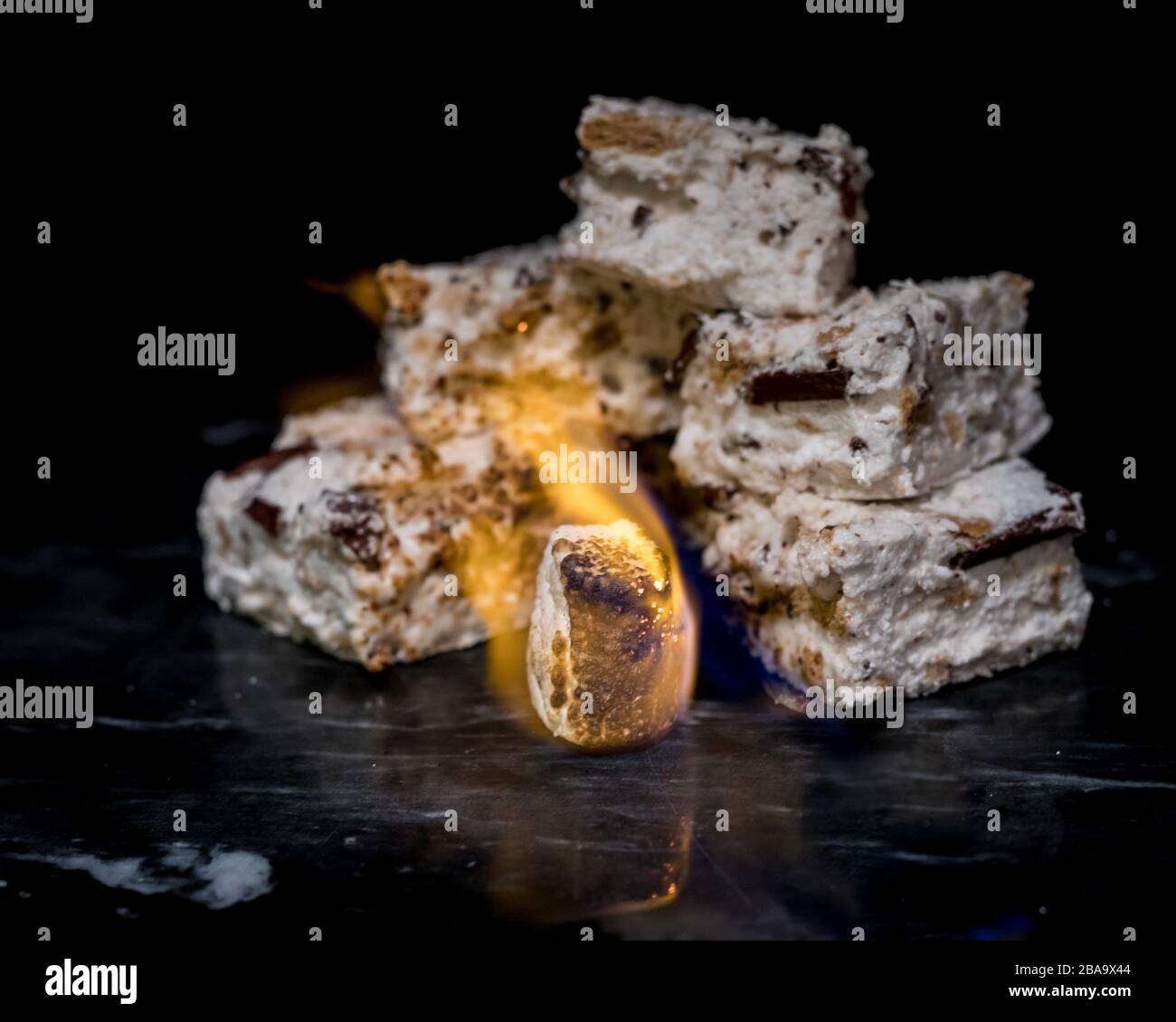 Hausgemachte S'mores Marshmallows hinter einem Flaming Marshmallow Stockfoto