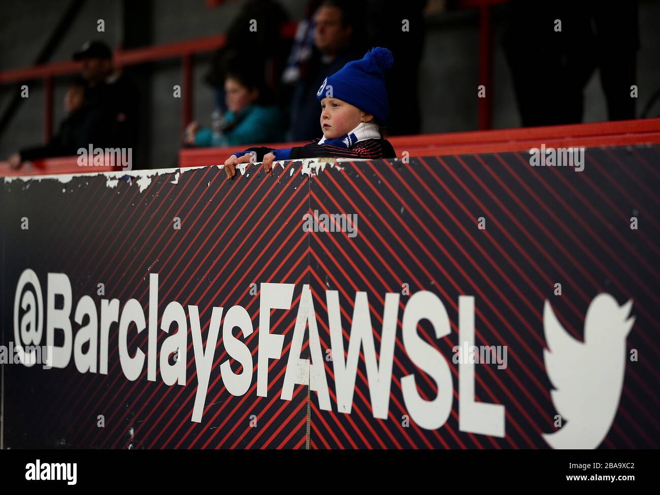 Ein junger Brighton- und Hove Albion-Fan beobachtet während des Spiels Stockfoto