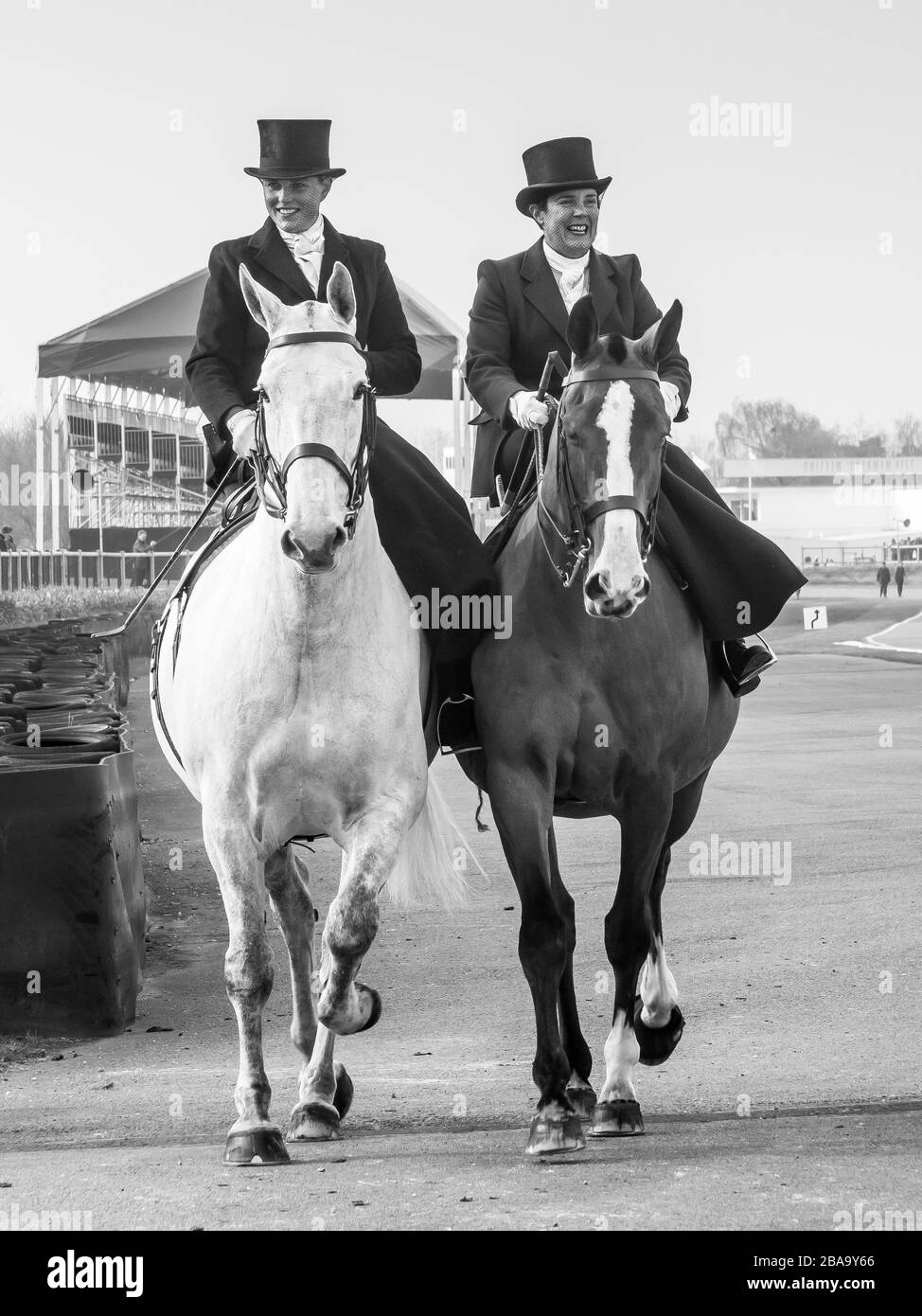 Zwei Frauen lächelten zu Pferd, 77 MM Goodwood Members Meeting, Goodwood West Sussex UK Stockfoto
