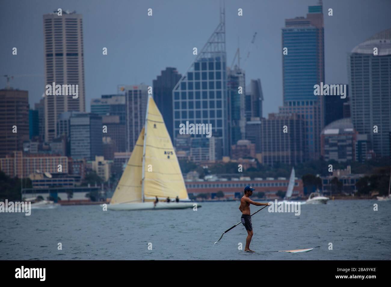 Die Bucht von Sydney ist noch an einem Tag mit Überwurf mitten im Sommer beschäftigt. Sydney, Australien Stockfoto