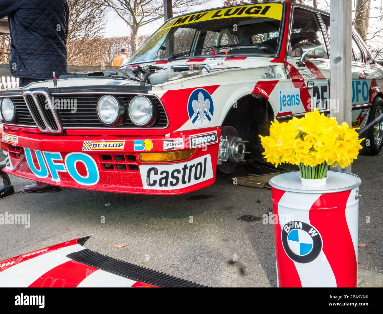 BMW 530i im Fahrerlager beim 77 MM Goodwood Members Meeting, Goodwood West Sussex UK Stockfoto