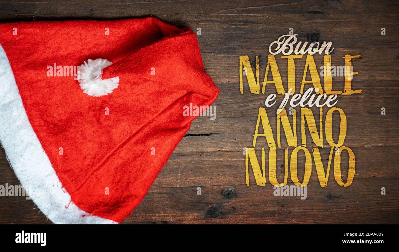 "Buon Natale e Felice Anno Nuovo", t.i. "Frohe Weihnachten und frohes neues Jahr" in italienischer Sprache. Feiertage Schmuck flach lag; horizontales Banner für w Stockfoto