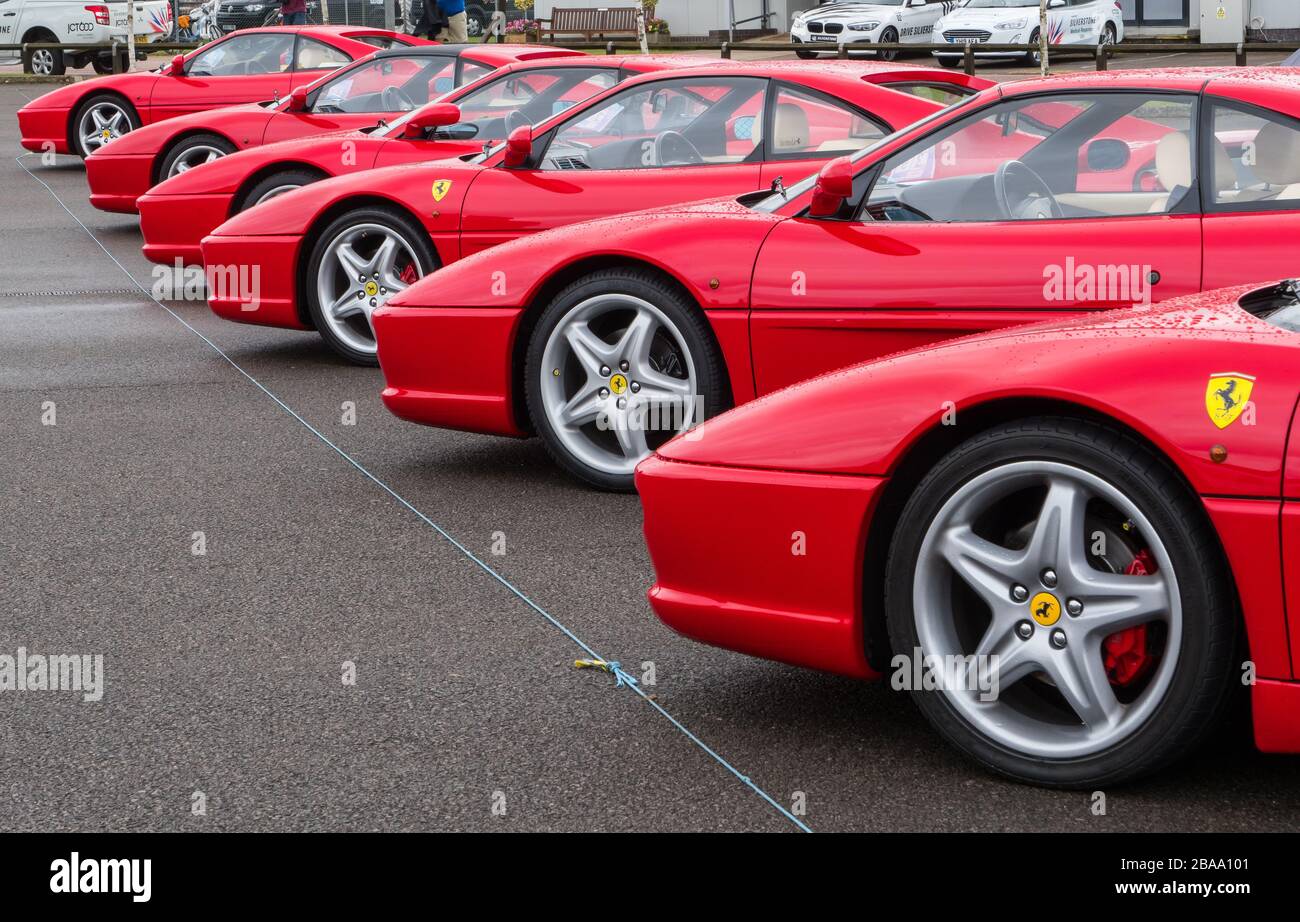 Eine Reihe roter Ferraris bei der Silverstone Classic Car Event 2019 Stockfoto