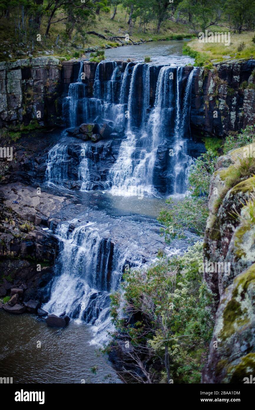 Wasser stürzt in den Blue Mountains, NSW, Australien, einen wunderschönen Wasserfall hinab Stockfoto