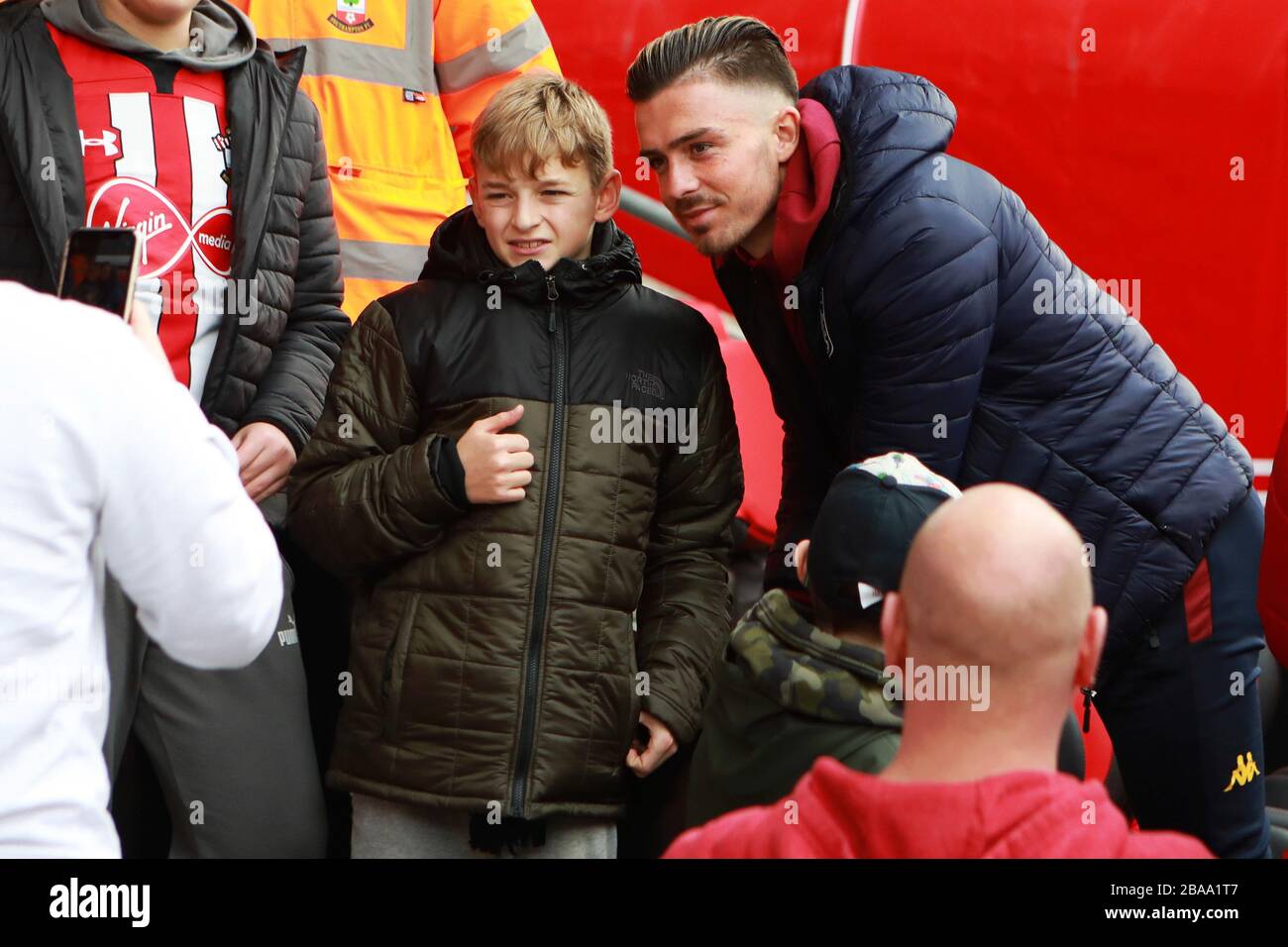 Jack Grealish (rechts) von Aston Villa posiert vor dem Spiel für ein Foto mit einem Anhänger Stockfoto