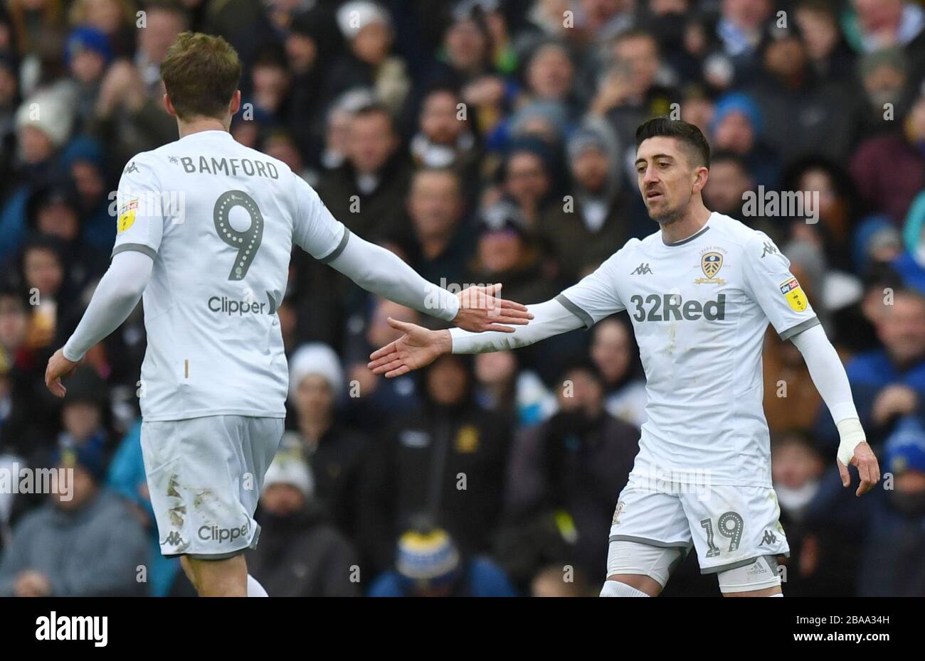 Pablo Hernández (rechts) von Leeds United feiert das erste Tor seiner Seite Stockfoto