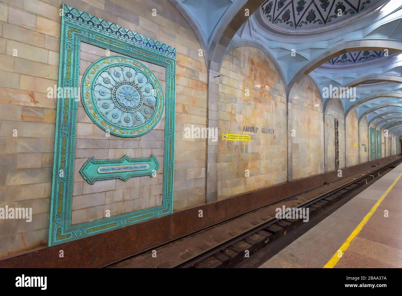 Detailansicht der Zierde in der Metrostation Alisher Navoi in Taschkent, Usbekistan in Zentralasien. U-Bahn-Plattform mit alter Spur aus Zeiten der UdSSR. Stockfoto