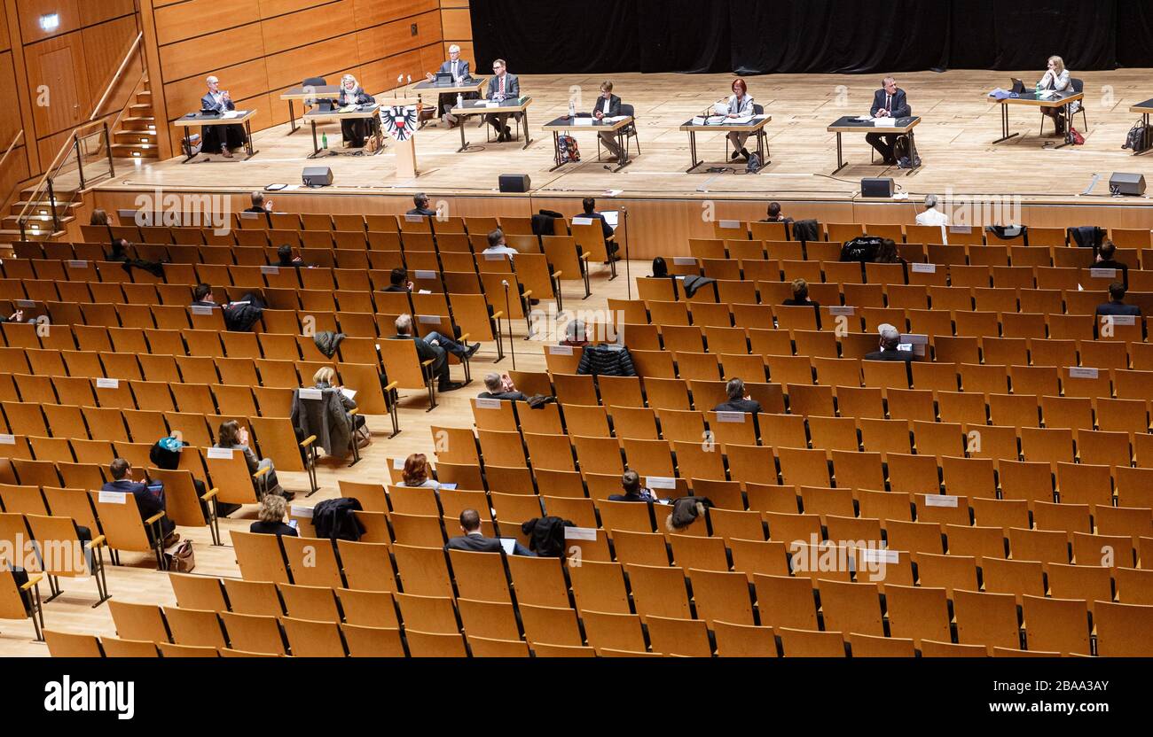 26. März 2020, Schleswig-Holstein, Lübeck: Die Bürger Lübecks treffen sich im Konzertsaal der Musik- und Kongresshalle (Muk). Eine geringere Anzahl von Parlamentsmitgliedern und ein großer Sicherheitsabstand zwischen den Sitzen sollten das Infektionsrisiko durch das Coronavirus verringern. Foto: Markus Scholz / dpa Stockfoto