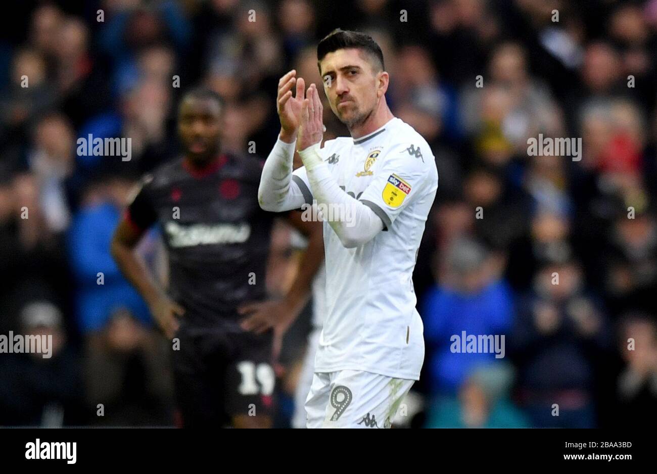 Pablo Hernández von Leeds United erkennt die Menschenmassen an, wenn er ersetzt wird Stockfoto