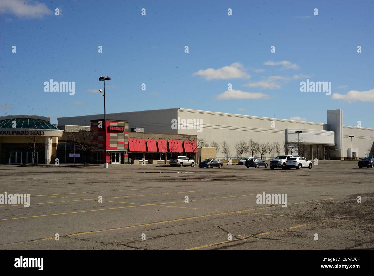 Covid 19, verlassener Parkplatz in Mall, Amherst NY, Boulevard Mall, 2020 Pandemie Stockfoto