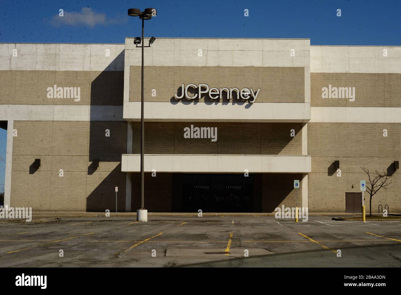 Covid 19, verlassener Parkplatz in Mall, Amherst NY, Boulevard Mall, 2020 Pandemie Stockfoto