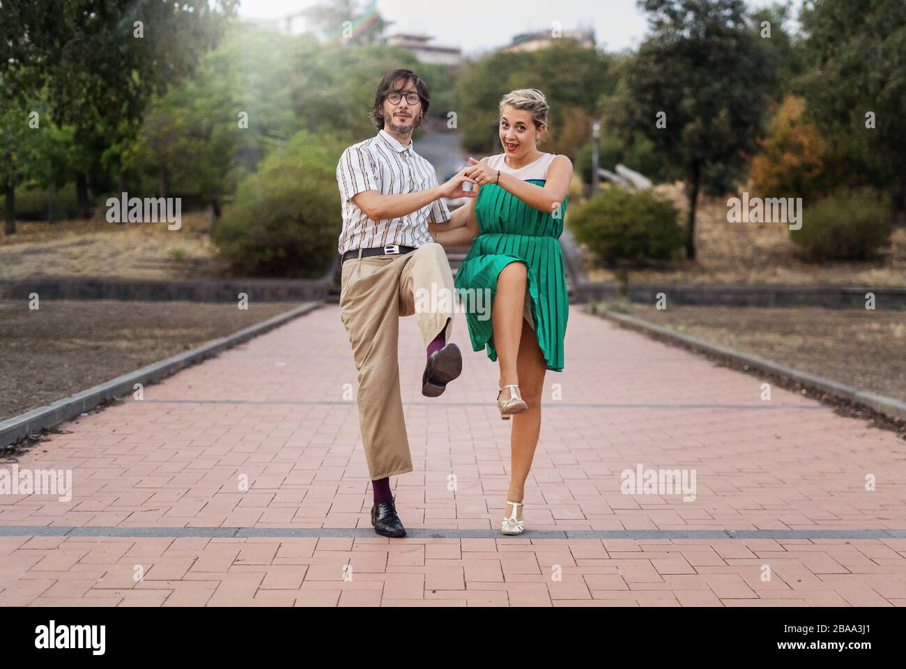 Schaukeltänzerinnen haben Spaß im Freien im Park. Lifestyle-Konzept über Menschen, die Swing-Musik tanzen Lindy, gehen zusammen und haben Spaß! Stockfoto