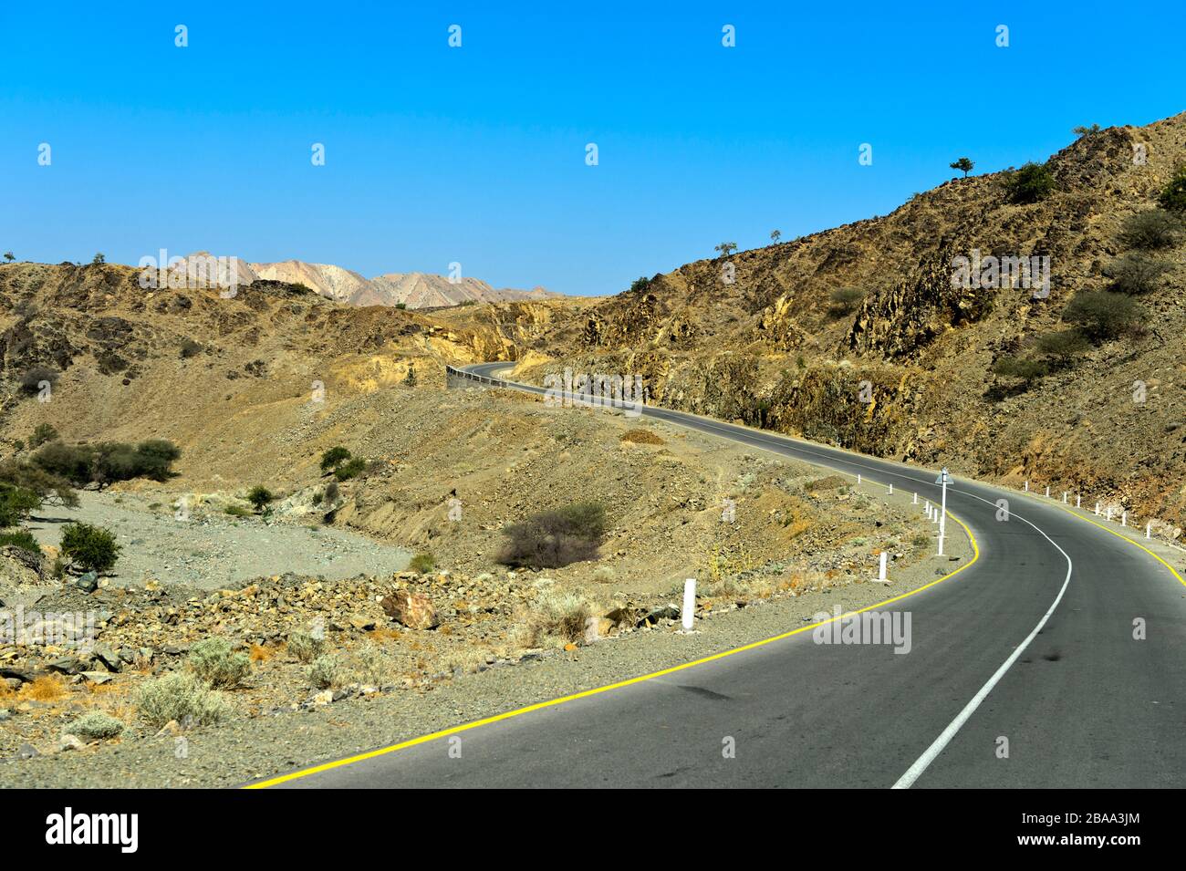 Moderne Asphaltstraße, die von Berhale zur Danakil-Depression, Afar-Region, Äthiopien führt Stockfoto