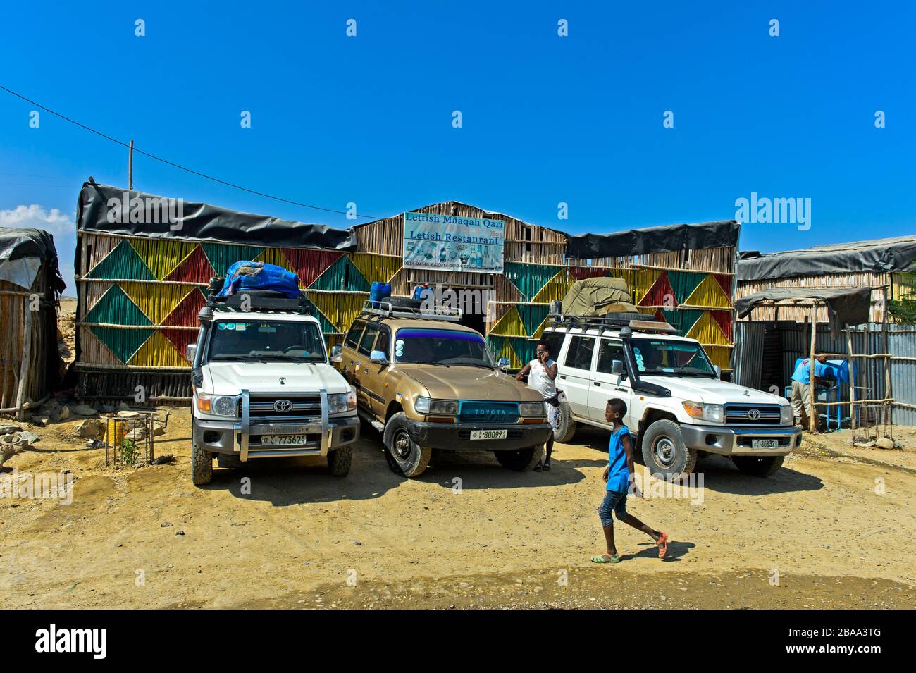 Geländewagen warten im Letish Restaurant auf die Weiterfahrt zum Dallol Geothermal Gebiet, Berhale, Afar-Region, Äthiopien Stockfoto
