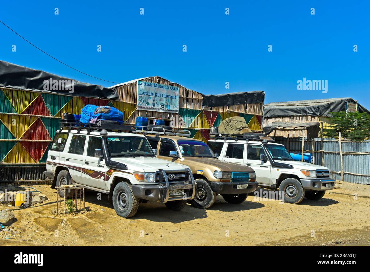 Geländewagen warten im Letish Restaurant auf die Weiterfahrt zum Dallol Geothermal Gebiet, Berhale, Afar-Region, Äthiopien Stockfoto