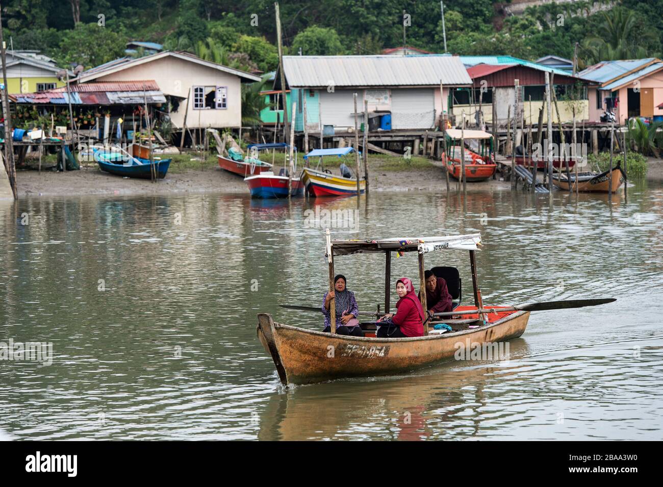 Fährschiff mit Einheimischen auf dem Fluss Sungai Tabo, Bako Village, Bako National Park, Kuching, Sarawak, Borneo, Malaysia Stockfoto