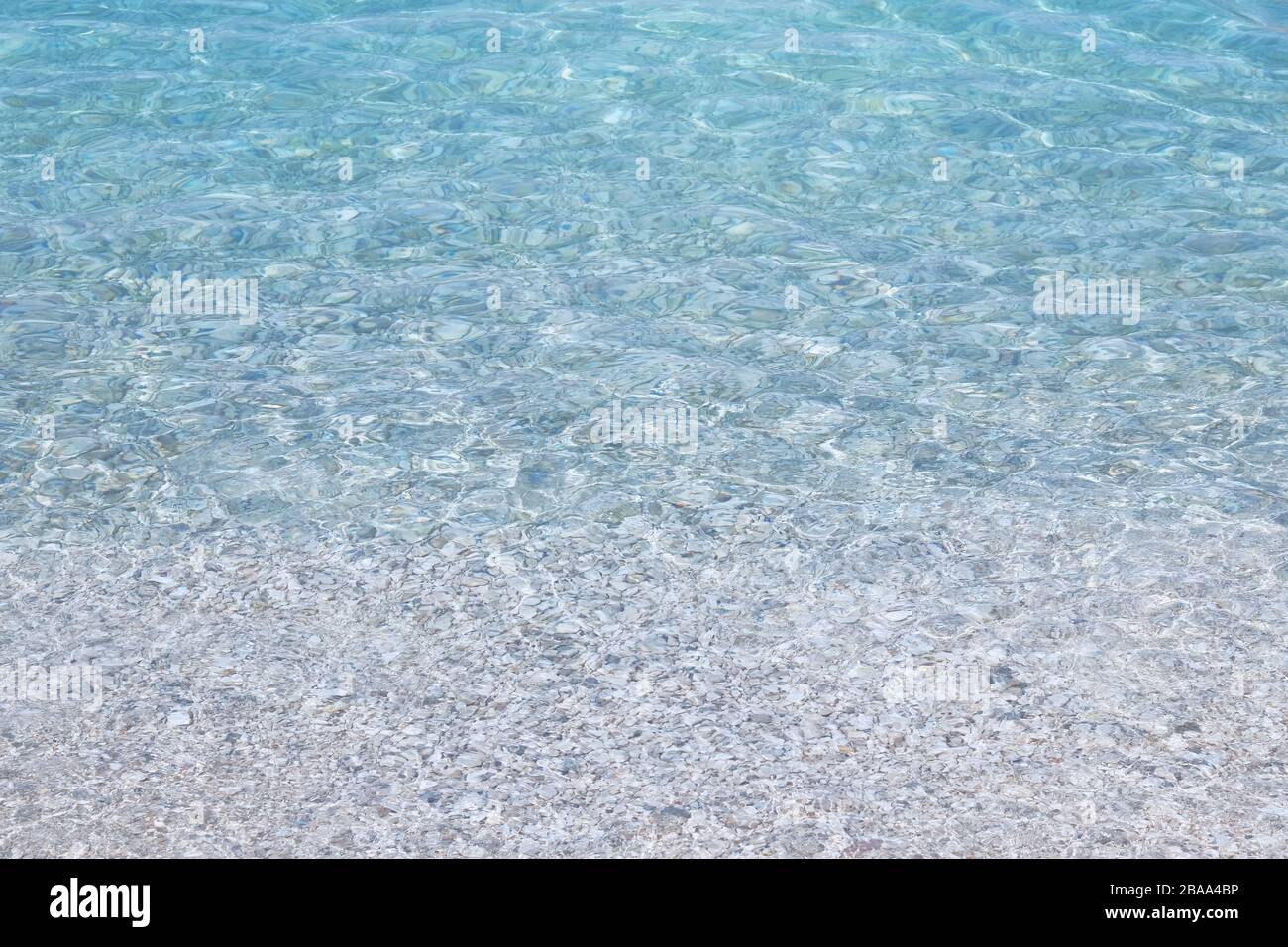 Blaue transparente Meerwassertextur. Hintergrund des ruhigen Ozeanwassers. Sommerferienkonzept. Stockfoto Blaue transparente Meerwassertextur. Hintergrund des ruhigen Ozeanwassers. Sommerferienkonzept. Stockfoto