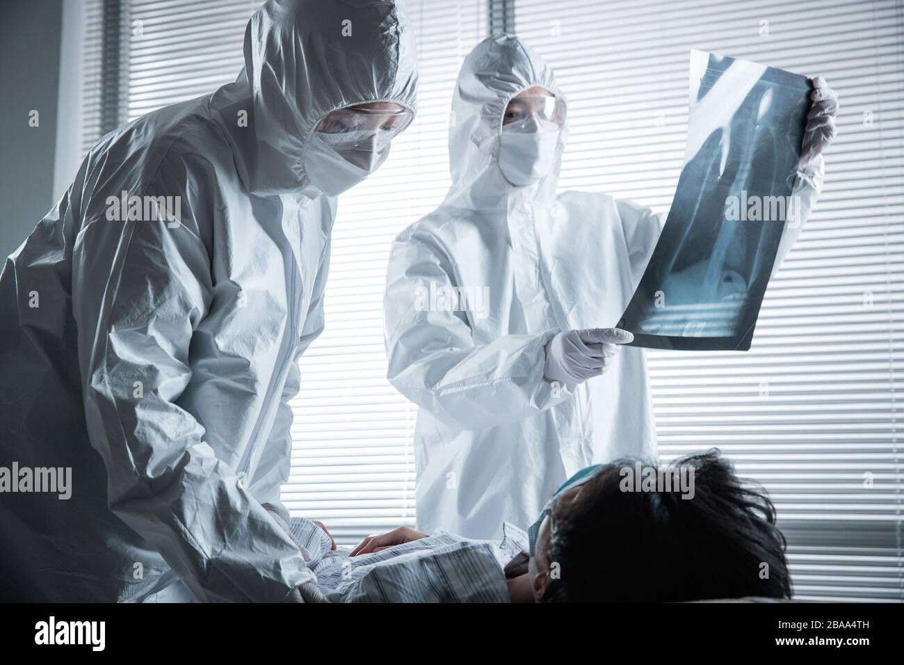 Die medizinische Mitarbeiter und Patienten auf der Station Stockfoto