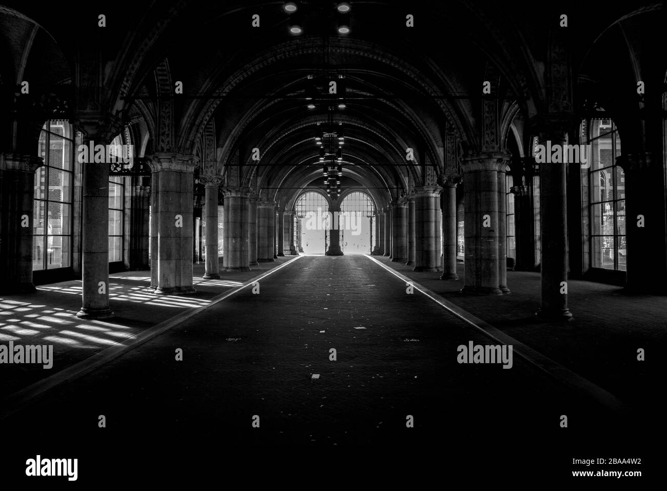 Leere Passage In Amsterdam Die Niederlande 2020 In Schwarz-WeiSs Stockfoto