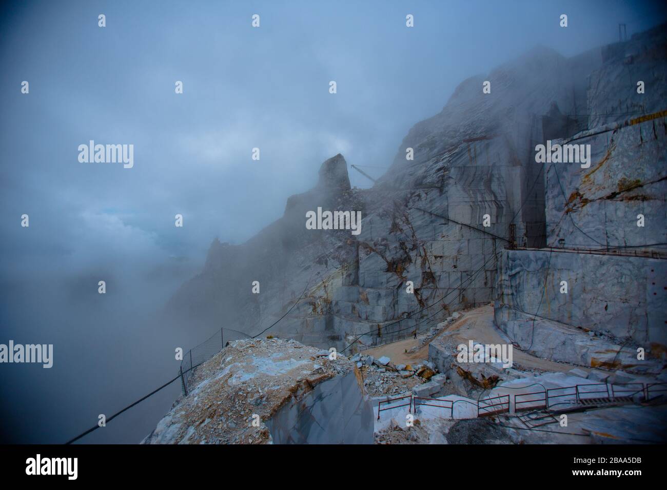 Nebel bedeckt die majestätischen italienischen Alpen, Berge, die den Marmor für Michelangelos´s David und viele andere Skulpturen und Gebäude zur Verfügung gestellt. Stockfoto
