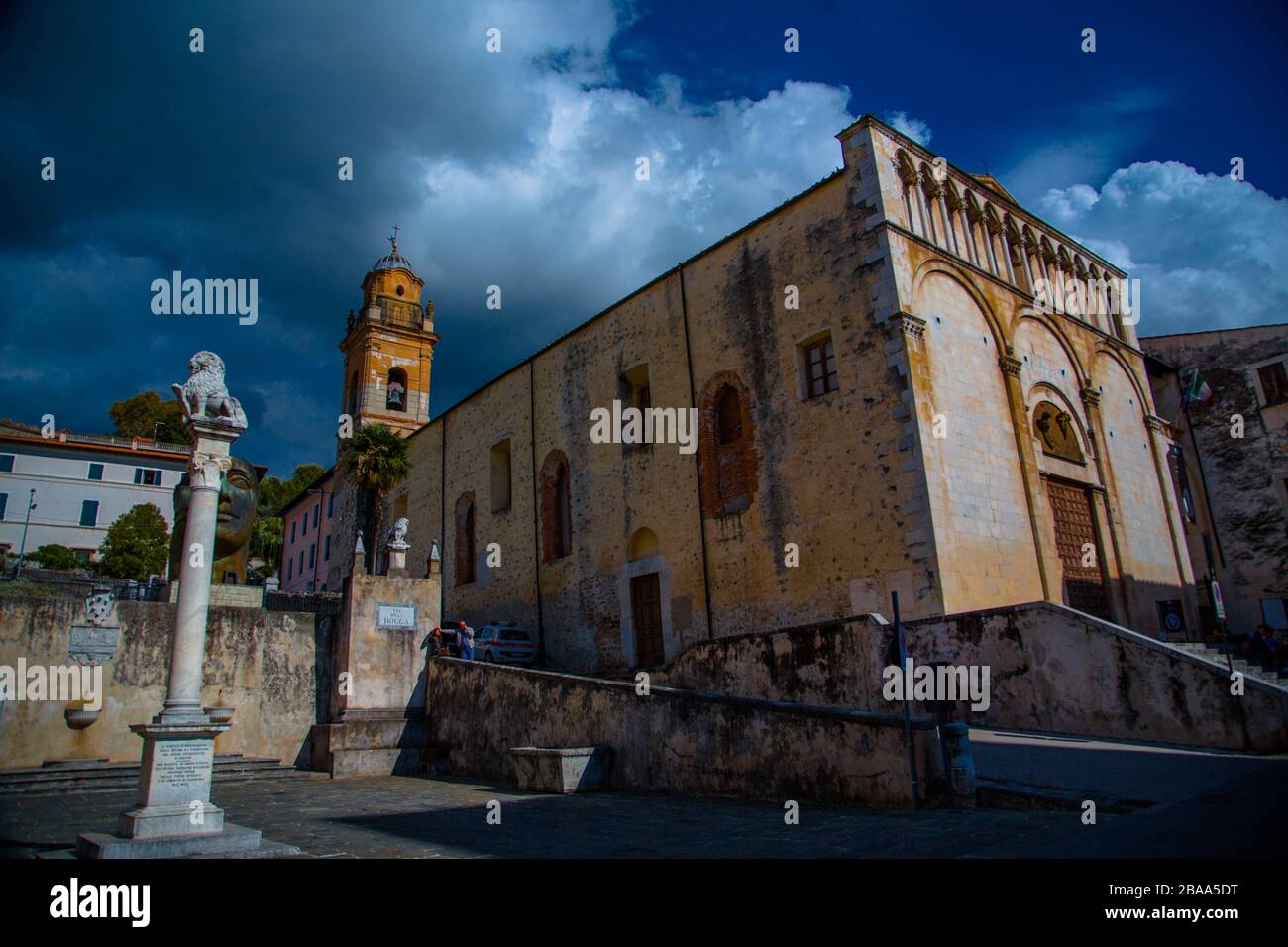 Die Kathedrale San Cerbone befindet sich auf dem Hauptplatz von Massa, Italien in einem schönen Sommertag. Stockfoto