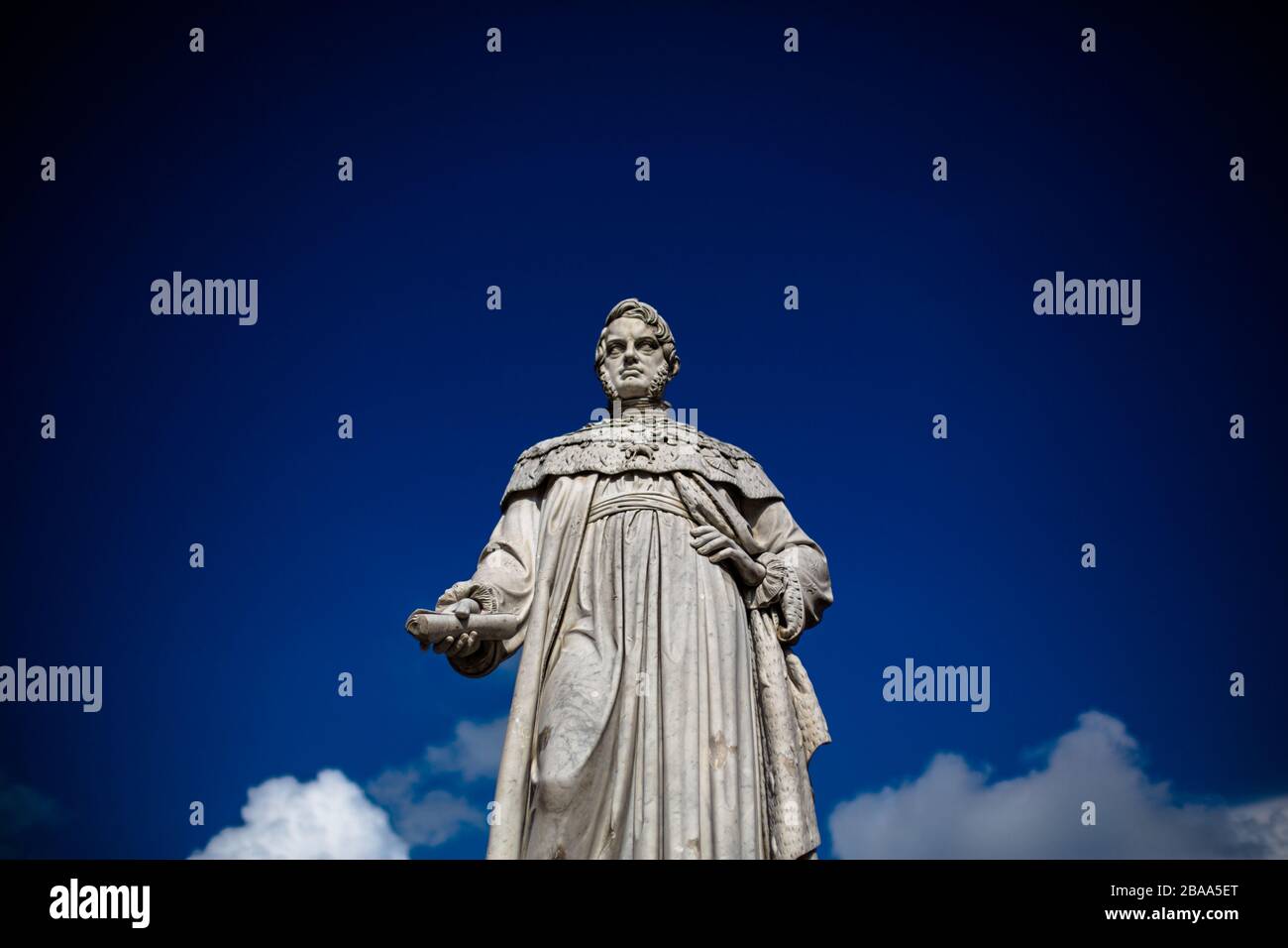 Die Statue von Leopoldo II auf dem Hauptplatz von Massa, Italien in einem schönen blauen Himmel Tag. Stockfoto