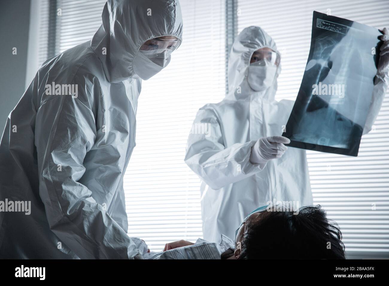 Die medizinische Mitarbeiter und Patienten auf der Station Stockfoto