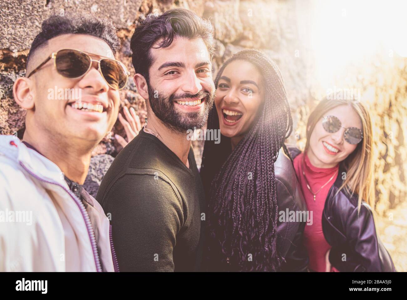 Portrait einer Gruppe junger multiracial Leute, die Spaß haben, ein selfie mit ihren Smartphones zu nehmen. Tausendjährige Menschen im Freien, die uns Selbstporträts machen Stockfoto