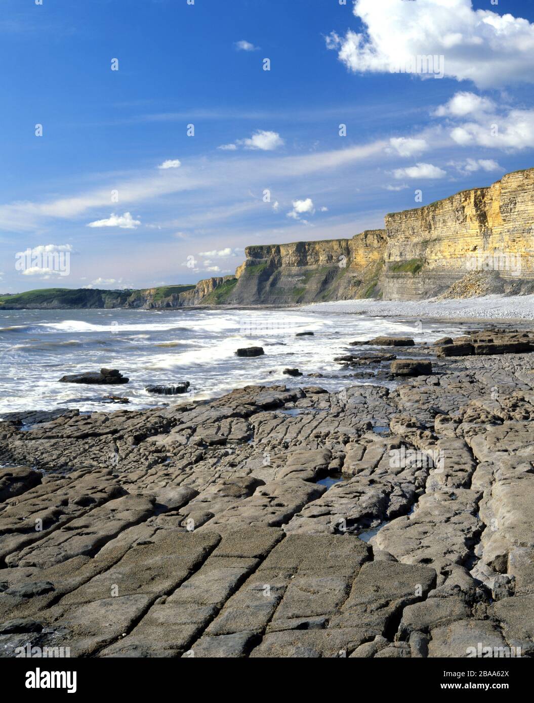 Traeth Bach Beach und lias Limestone Cliffs, Glamorgan Heritage Coast, Vale of Glamorgan, S. Wales Stockfoto